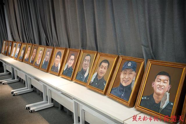 执笔绘英雄 同心共战疫！大学生向东西湖公安分局捐赠战疫民警油画画像